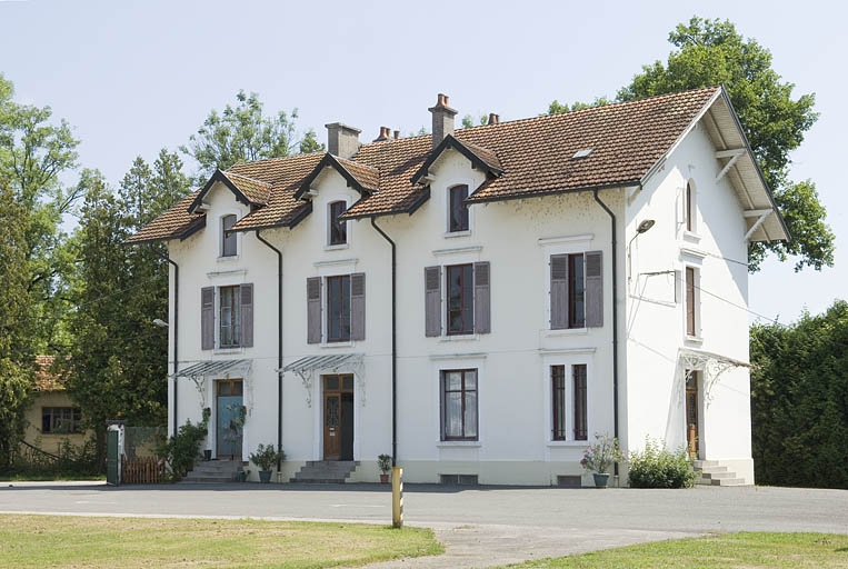 Bureaux et logement. Vue de trois quarts droite.