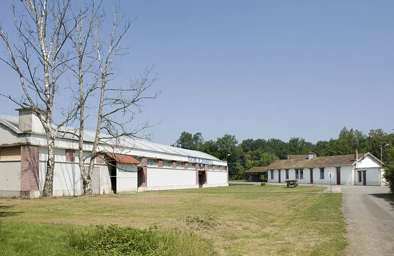 Atelier de filature et entrepôt industriel depuis le sud.