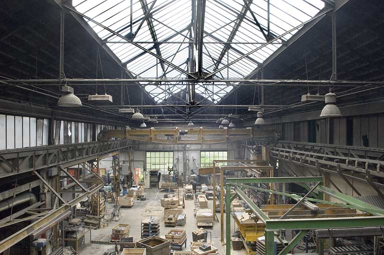Vue intérieure de l'atelier de fonderie au sable (cadrage horizontal).