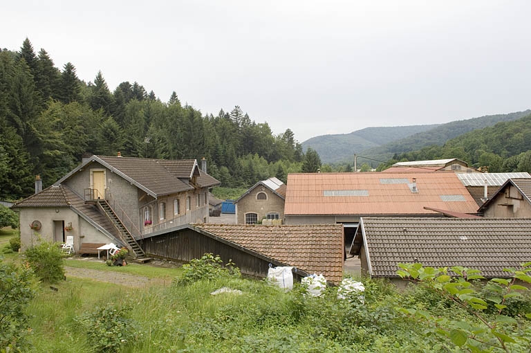 Logement et toitures des ateliers de fabrication.