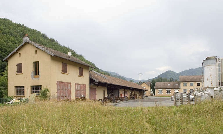 Logement, atelier de modelage, conciergerie et bureaux depuis le sud.