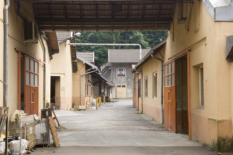 Passage couvert entre les ateliers nord et sud.