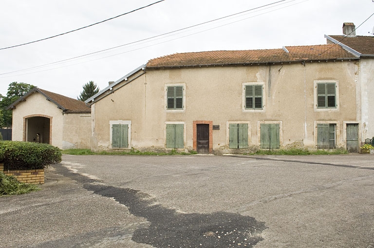 Vue du bâtiment d'entrée.