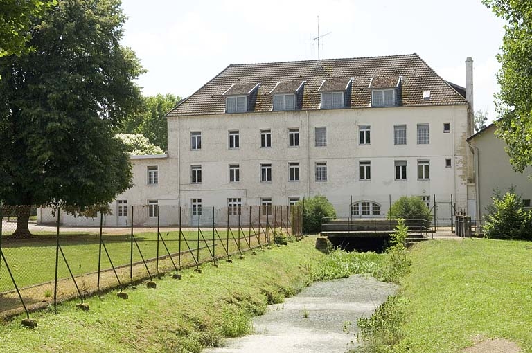 Façade antérieure depuis l'amont.