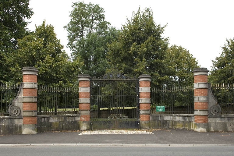 Grille d'entrée du parc de l'ancien château de Bauffremont.
