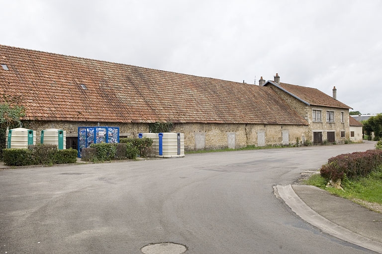 Logements ouvriers et bureau depuis la rue.