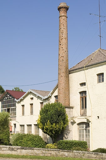 Façade est des ateliers et cheminée.