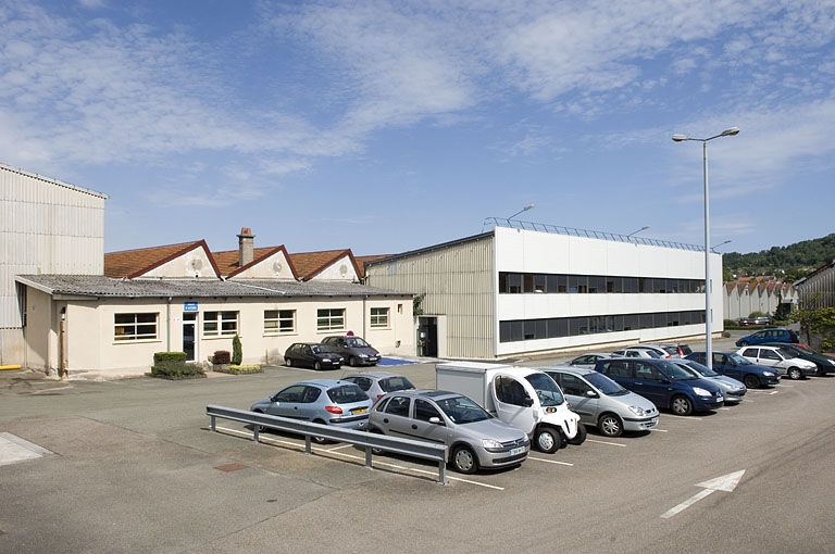 Atelier en rez-de-chaussée et bureaux.