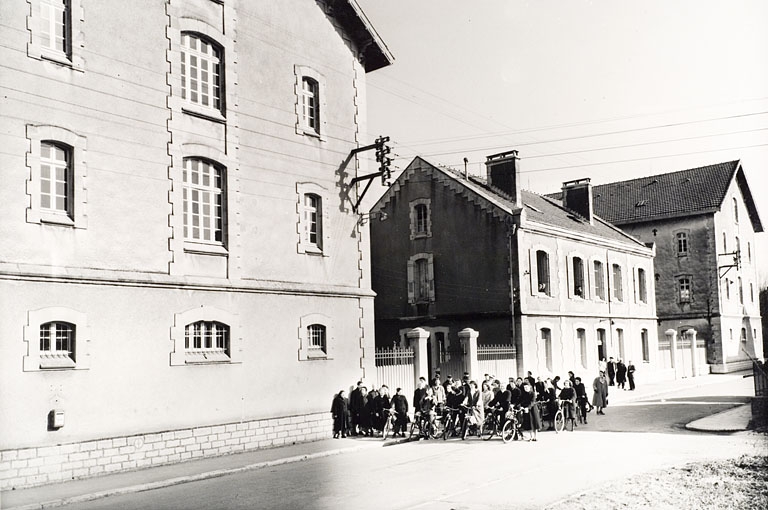 Vue d'ensemble depuis la rue Jean Jaurès des ailes B et C des bâtiments d'exploitation et pavillon A. Sortie du personnel.