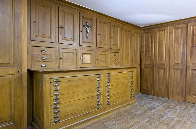 Intérieur : vue générale du meuble de sacristie et du chasublier.