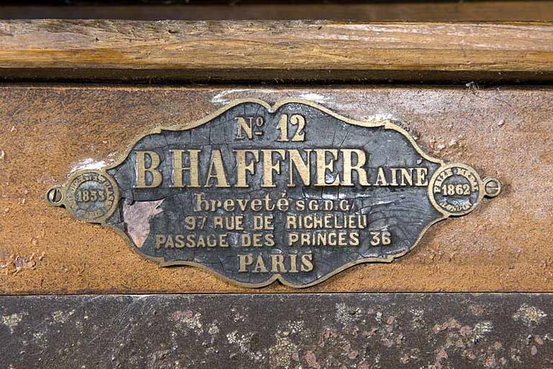 Détail : plaque du fabricant.