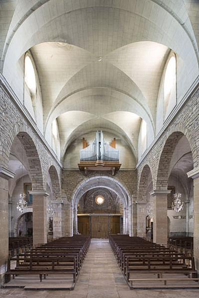 Intérieur : vue générale de la nef depuis le choeur.