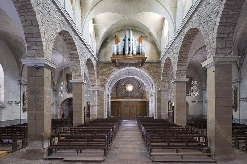 Intérieur : vue générale de la nef et des bas-côtés depuis le choeur.