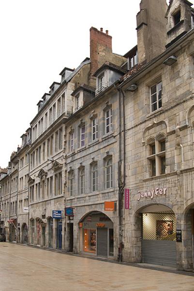 Vue d'ensemble du logis principal dans l'alignement de la Grande Rue.