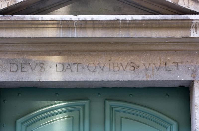 Façade antérieure du logis principal : détail de l'inscription au-dessus de la porte d'entrée.