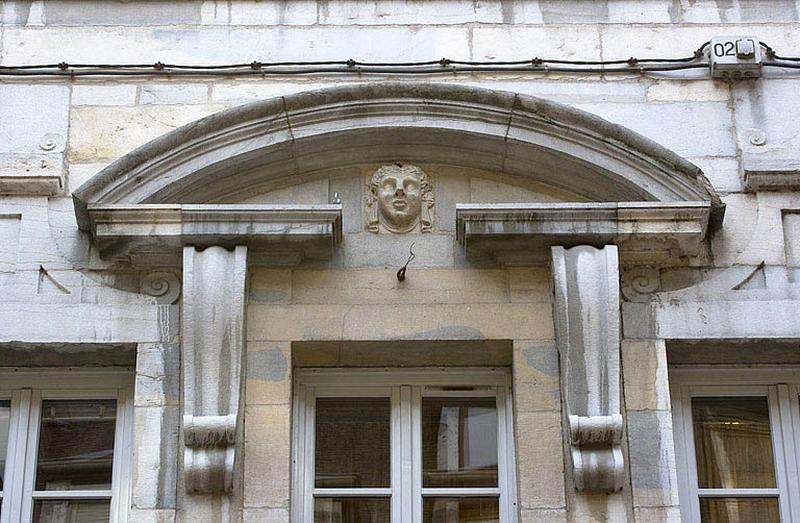 Façade antérieure du logis principal : détail d'un fronton cintré au-dessus d'une fenêtre du premier étage.