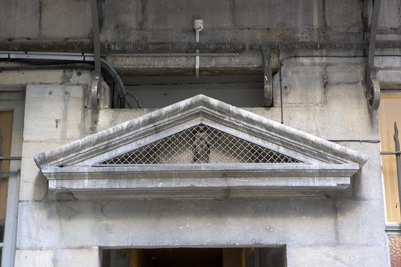 Façade postérieure du logis principal : détail du fronton sur la porte du couloir d'entrée.