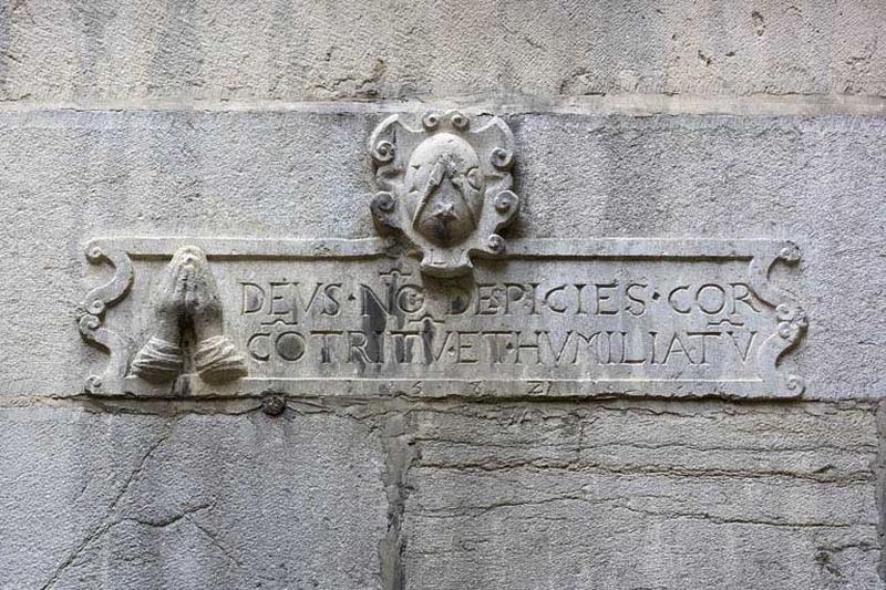 Façade antérieure du logis secondaire : détail d'une inscription.