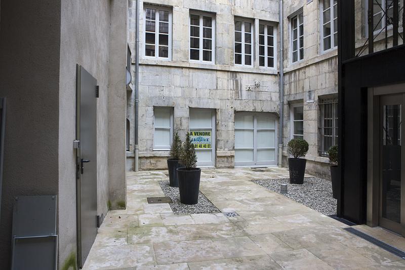 Façade antérieure du logis secondaire depuis l'entrée de la cour.