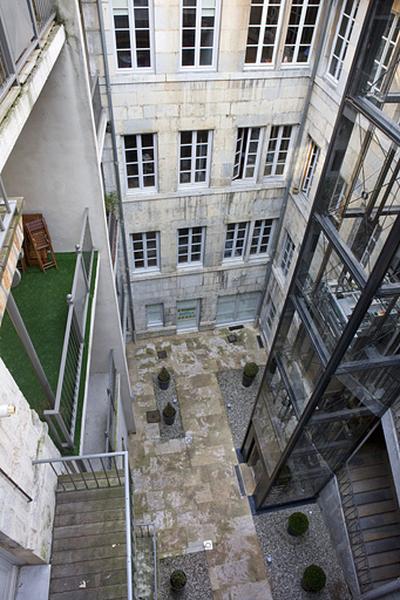 Vue d'ensemble de la façade antérieure du logis secondaire depuis la coursière du logis principal.