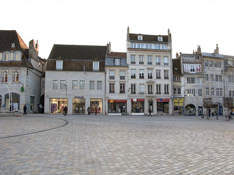 Vue de l'entrée cochère dans l'alignement de la rue depuis la place de la Révolution.