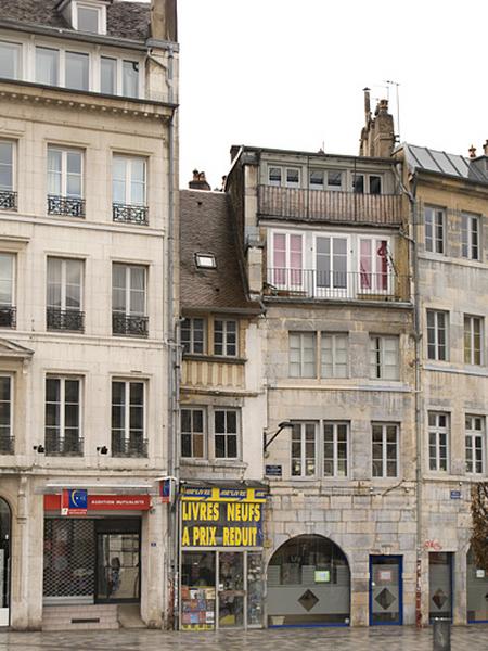 Vue d'ensemble de l'entrée cochère depuis la place de la Révolution.