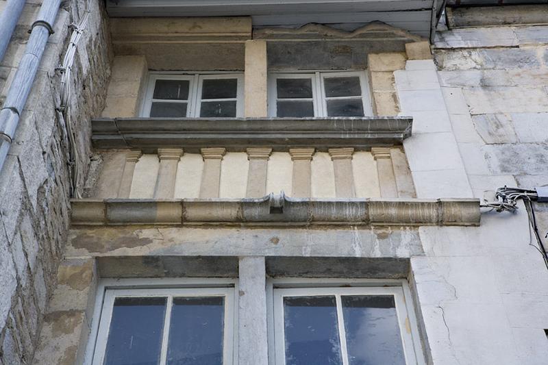 Détail du motif séparant le premier et le deuxième étage de l'entrée cochère.