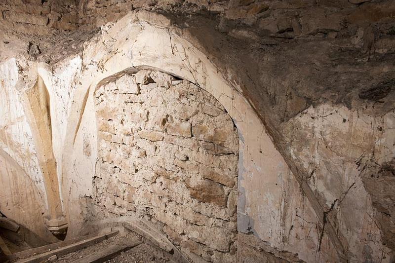 Intérieur : vue des combles des fonts baptismaux, baie bouchée.