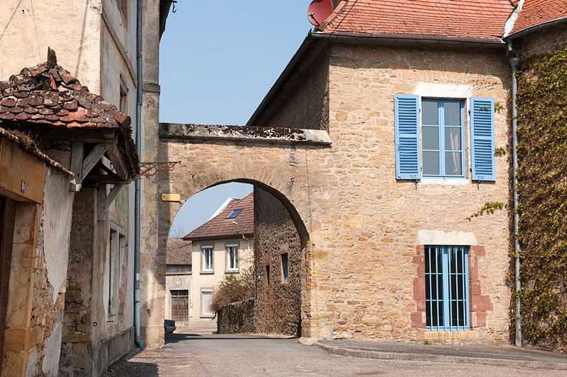 Vue rapprochée de la porte du Vieux Moulin et de la maison du Vieux Moulin.