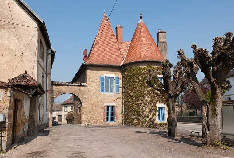Vue d'ensemble de la porte du Vieux Moulin et de la maison du Vieux Moulin.