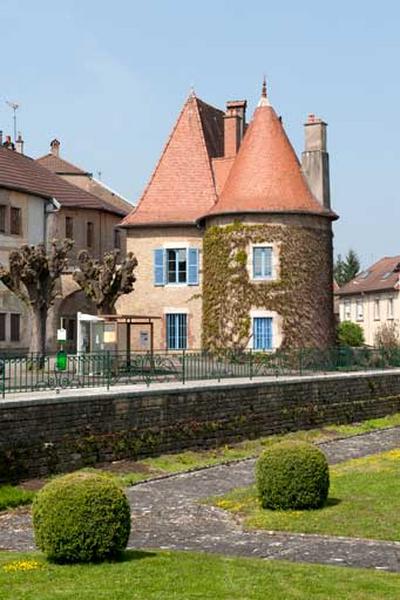 Vue de la maison du Vieux Moulin depuis le jardin de l'ancien château Vorget.