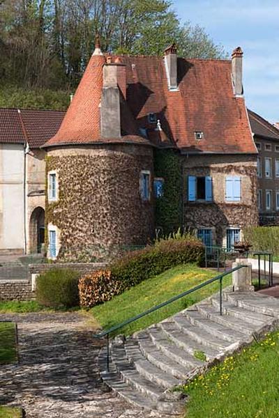 Vue générale de la maison du Vieux Moulin depuis le jardin de l'ancien château Vorget.