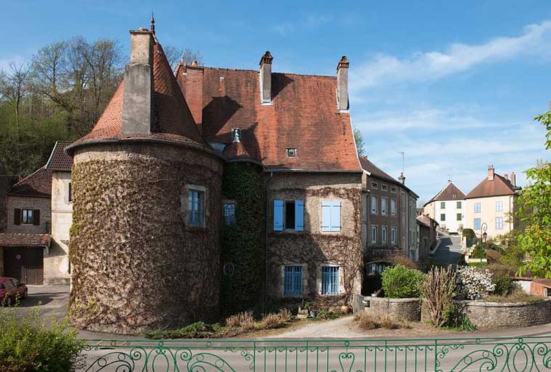 Vue rapprochée de la maison du Vieux Moulin.