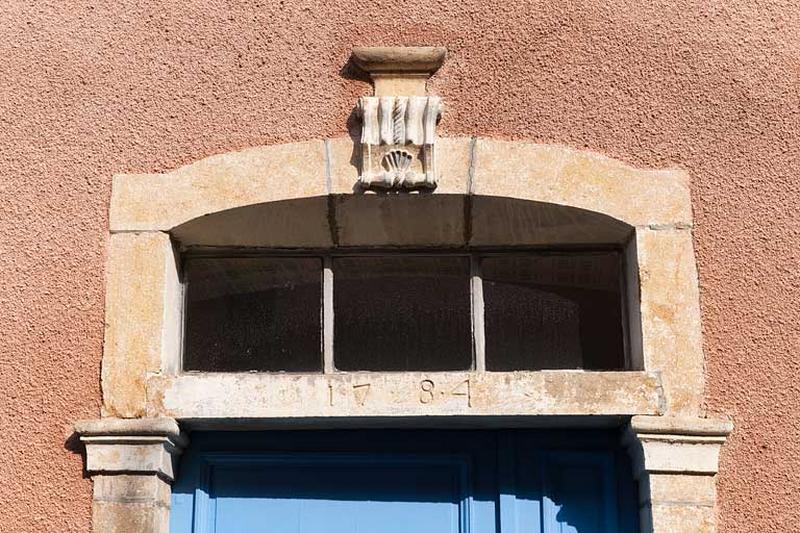 Détail : linteau de la porte d'entrée du logis.