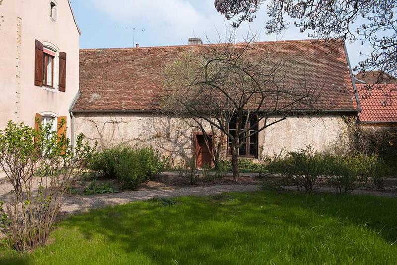 Vue des communs, côté jardin.