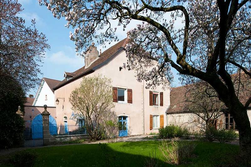 Vue rapprochée du logis et des communs, côté jardin.