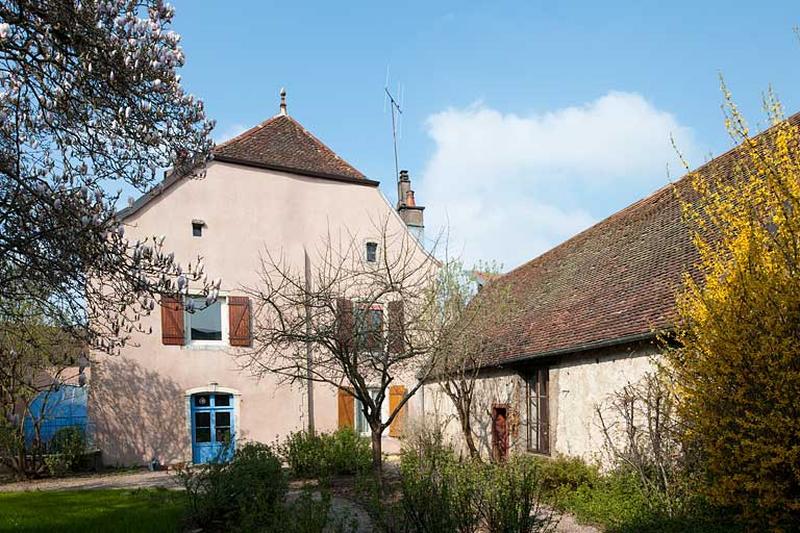 Vue d'ensemble du logis et des communs, côté jardin.