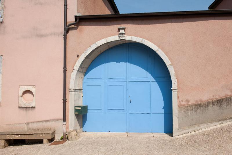 Détail : le portail ouvrant sur la cour.