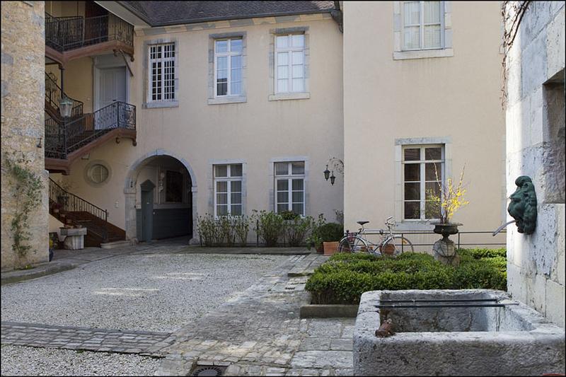 Vue d'ensemble de la façade postérieure du logis principal et de l'escalier à cage ouverte.