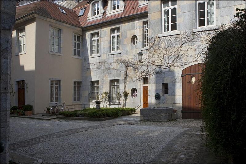 Vue d'ensemble de l'aile sur cour, de trois quarts droit.