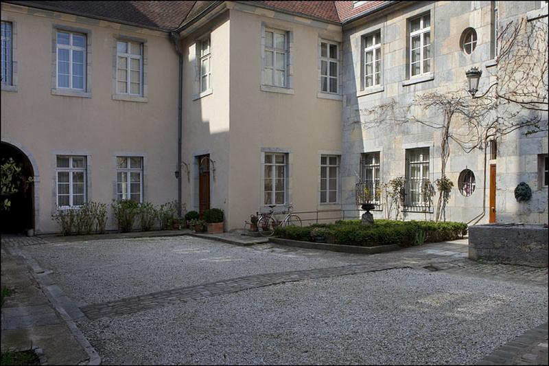 Vue d'ensemble de l'angle entre l'aile sur cour et la façade postérieure du logis principal.