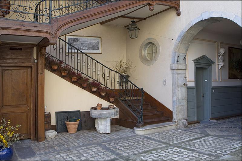 Détail du départ de l'escalier à cage ouverte.