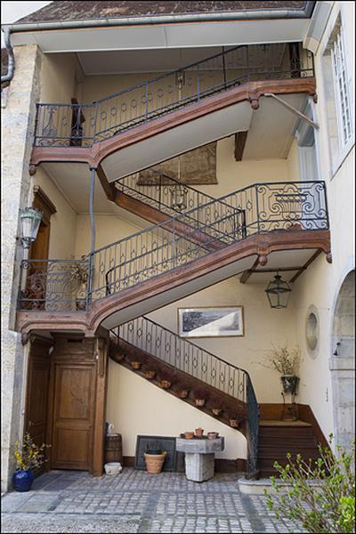 Vue d'ensemble de l'escalier à cage ouverte.