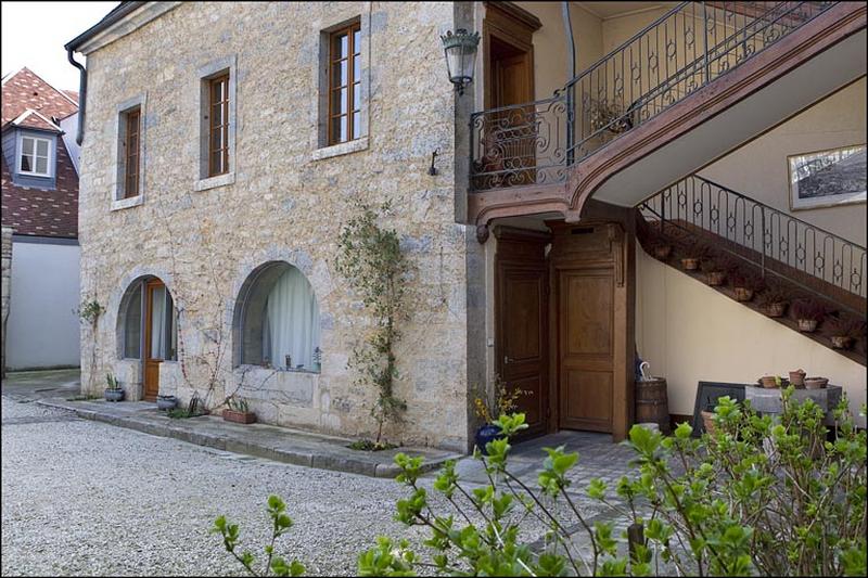 Vue d'ensemble du bâtiment des cuisines, de trois quarts droit.