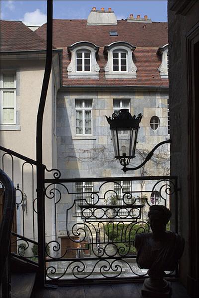 Vue de l'aile sur cour, depuis l'escalier à cage ouverte.