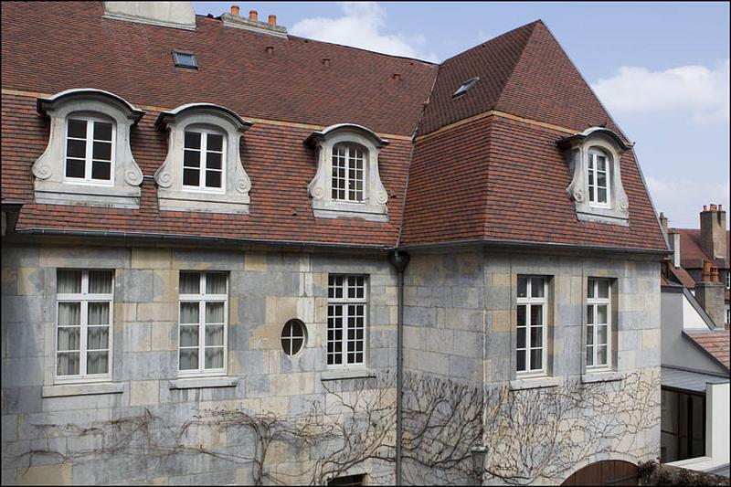 Vue de la partie supérieure de l'aile sur cour, depuis l'escalier à cage ouverte.