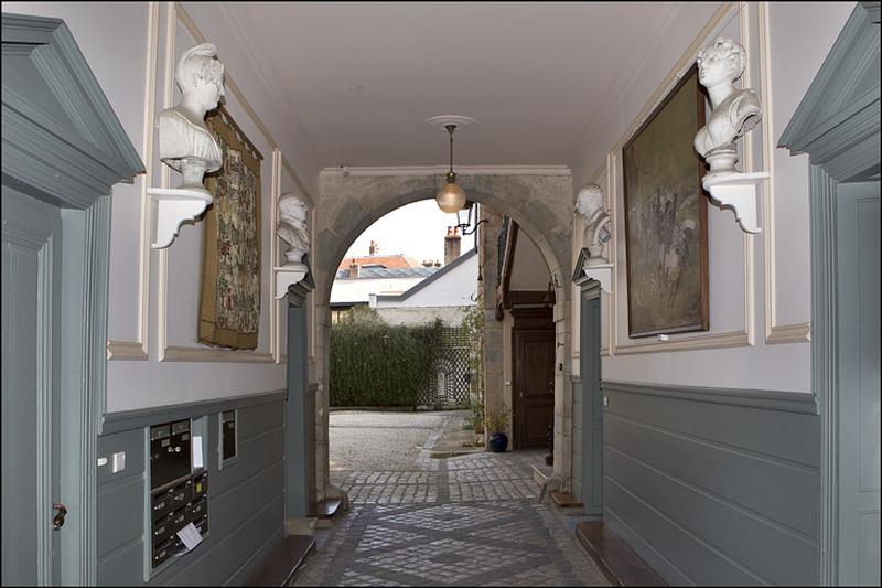 Vue du passage cocher depuis l'entrée.