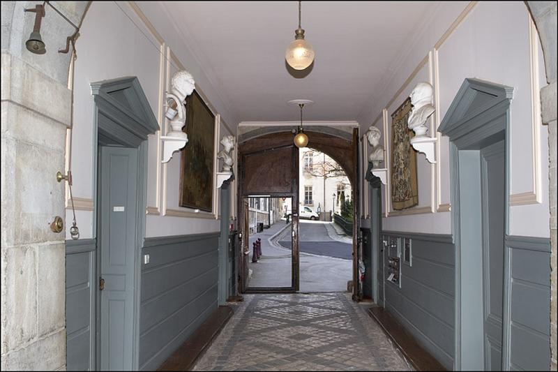 Vue du passage cocher depuis la cour.