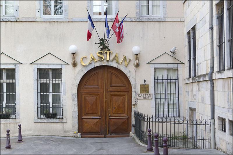 Vue du portail d'entrée sur rue.