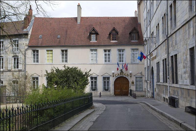 Vue d'ensemble de la façade antérieure du logis principal depuis la rue.